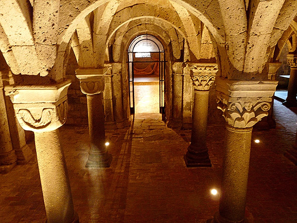 http://www.bbsanfernando.com/foto_itinerari/acquapendente/acquapendente_basilica_san_sepolcro_cripta_1.jpg